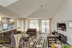 Modern 2bhk w Rooftop Pool 10 Mins Drive to Beach