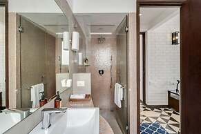 Modern 2bhk w Rooftop Pool 10 Mins Drive to Beach