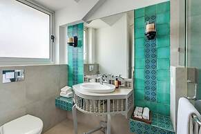 Modern 2bhk w Rooftop Pool 10 Mins Drive to Beach