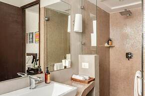 Modern 2bhk w Rooftop Pool 10 Mins Drive to Beach