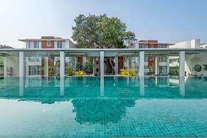Modern 2bhk w Rooftop Pool 10 Mins Drive to Beach