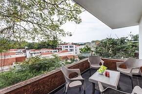 Modern 2bhk w Rooftop Pool 10 Mins Drive to Beach