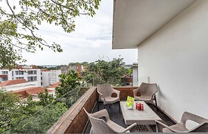 Modern 2bhk w Rooftop Pool 10 Mins Drive to Beach