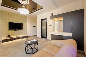 CVR'S HOTEL GLASS BIRD