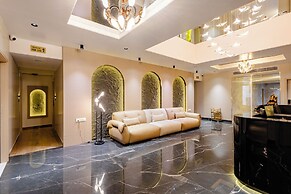 CVR'S HOTEL GLASS BIRD