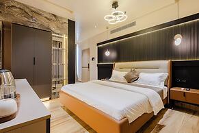 CVR'S HOTEL GLASS BIRD