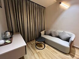 CVR'S HOTEL GLASS BIRD