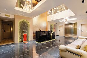 CVR'S HOTEL GLASS BIRD