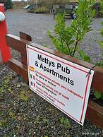 Mattys Pub & Apartments