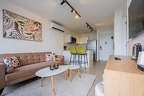 w Beautiful 1BR w Perfect Balcony View