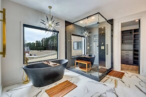 Serenity Estates 5BR Modern Retreat w Exclusive Amenities Near Airport