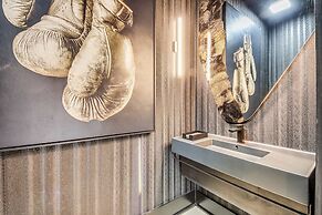 Serenity Estates 5BR Modern Retreat w Exclusive Amenities Near Airport