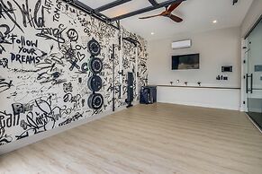 Serenity Estates 5BR Modern Retreat w Exclusive Amenities Near Airport