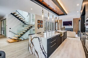 Serenity Estates 5BR Modern Retreat w Exclusive Amenities Near Airport