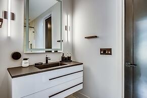 Serenity Estates 5BR Modern Retreat w Exclusive Amenities Near Airport