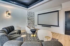 Serenity Estates 5BR Modern Retreat w Exclusive Amenities Near Airport