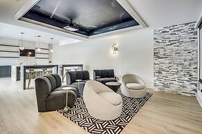 Serenity Estates 5BR Modern Retreat w Exclusive Amenities Near Airport