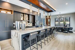 Serenity Estates 5BR Modern Retreat w Exclusive Amenities Near Airport