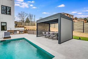 Serenity Estates 5BR Modern Retreat w Exclusive Amenities Near Airport