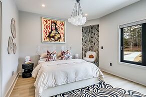 Serenity Estates 5BR Modern Retreat w Exclusive Amenities Near Airport