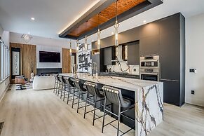 Serenity Estates 5BR Modern Retreat w Exclusive Amenities Near Airport