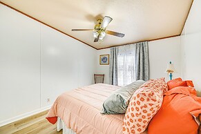 3 Mi to Green River Lake: Quiet Farmhouse w/ Yard