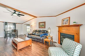 3 Mi to Green River Lake: Quiet Farmhouse w/ Yard