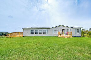 3 Mi to Green River Lake: Quiet Farmhouse w/ Yard