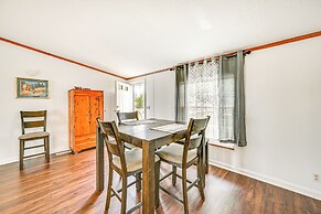 3 Mi to Green River Lake: Quiet Farmhouse w/ Yard