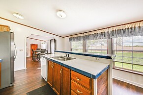 3 Mi to Green River Lake: Quiet Farmhouse w/ Yard