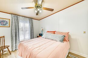 3 Mi to Green River Lake: Quiet Farmhouse w/ Yard