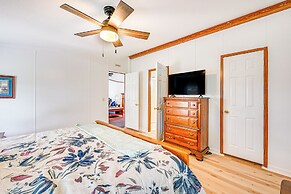 3 Mi to Green River Lake: Quiet Farmhouse w/ Yard