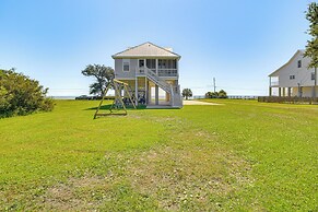 Walk to Beach: Oceanfront Home w/ Outdoor Kitchen