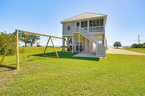 Walk to Beach: Oceanfront Home w/ Outdoor Kitchen