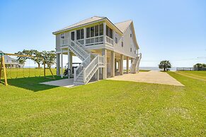 Walk to Beach: Oceanfront Home w/ Outdoor Kitchen