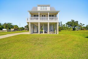 Walk to Beach: Oceanfront Home w/ Outdoor Kitchen