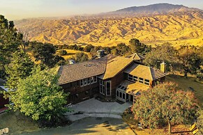 Simple Life Ranch w/ Hot Tub & Sauna in Keene!