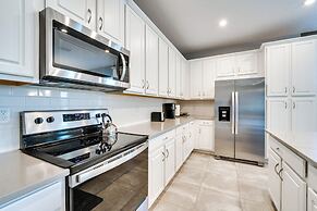 7 Mi to Disney: Townhome w/ Lanai & Pool!