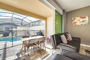 7 Mi to Disney: Townhome w/ Lanai & Pool!