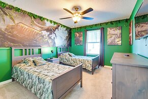 7 Mi to Disney: Townhome w/ Lanai & Pool!