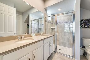 7 Mi to Disney: Townhome w/ Lanai & Pool!