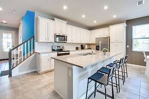 7 Mi to Disney: Townhome w/ Lanai & Pool!