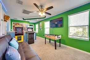 7 Mi to Disney: Townhome w/ Lanai & Pool!