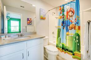 7 Mi to Disney: Townhome w/ Lanai & Pool!