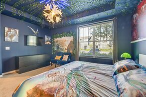 7 Mi to Disney: Townhome w/ Lanai & Pool!