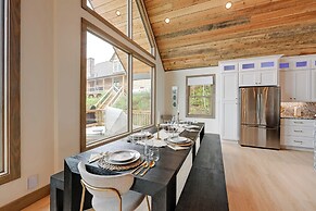 Nantahala Forest Cabin w/ Fire Pits & Hot Tub!