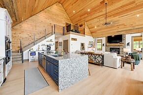 Nantahala Forest Cabin w/ Fire Pits & Hot Tub!