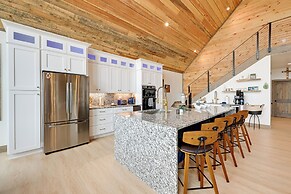 Nantahala Forest Cabin w/ Fire Pits & Hot Tub!