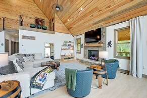 Nantahala Forest Cabin w/ Fire Pits & Hot Tub!