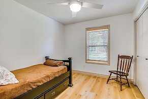 4 Mi to Texas A&m: Home w/ Large Yard!